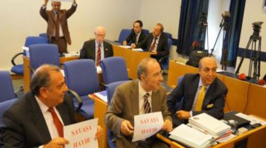 Dışişleri Komisyonu'nda 'savaşa Hayır' D&ouml;vizleri A&ccedil;ıldı