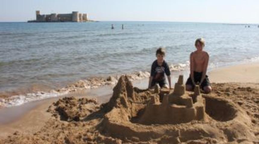 Kızkalesi&rsquo;nde Deniz Mevsimi Hala Devam Ediyor