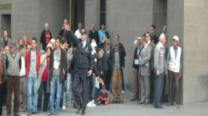 Ankara&rsquo;da Ş&uuml;pheli &Ccedil;anta Paniği