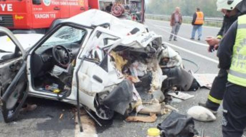 TEM'de Otob&uuml;s, Arıza Nedeniyle Duran Otomobile &Ccedil;arptı: 2 &Ouml;l&uuml;, 1 Yaralı