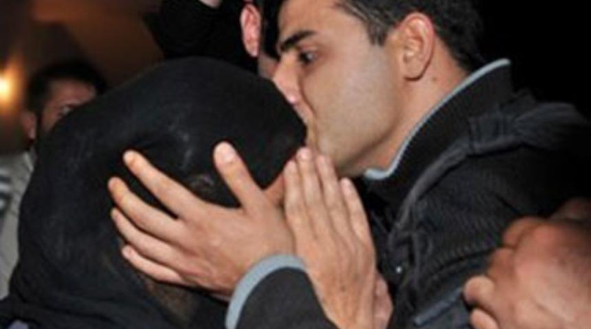 Tacizciyi vuran ablasını alnından &ouml;pt&uuml;