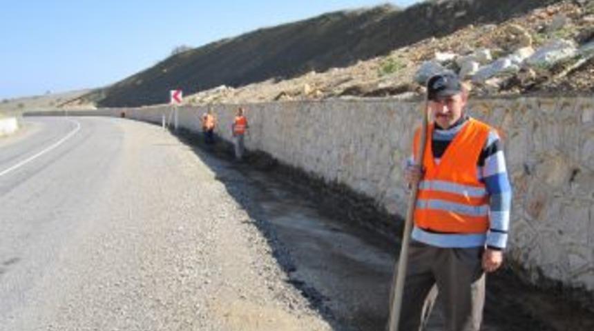 Eflani'de Yol G&uuml;zergahlarındaki Kanallar Temizleniyor