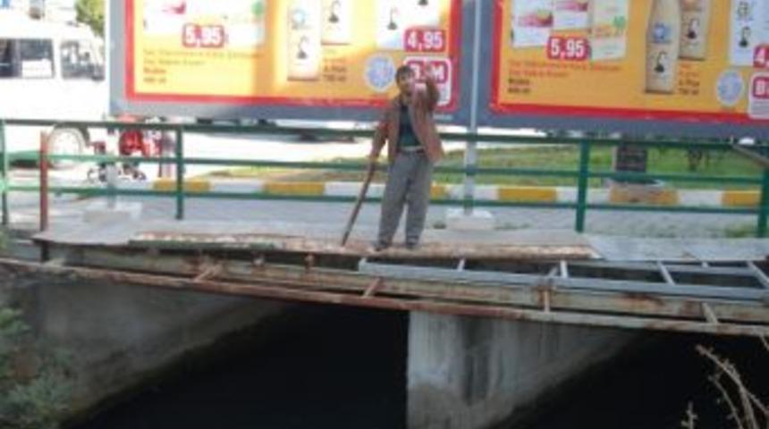 Kendini Kanala Atmak İ&ccedil;in Polise Direndi