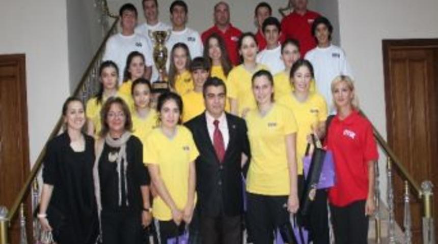 Vali D&uuml;zg&uuml;n, Otik&rsquo;i Konuk Etti