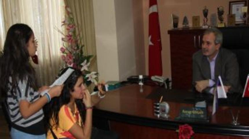 &Ouml;devleri I&ccedil;in Başkan &Ouml;zgan Ile R&ouml;portaj Yaptılar