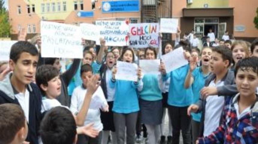 &Ouml;ğrencilerden G&ouml;z&uuml; Yaşlı Protesto