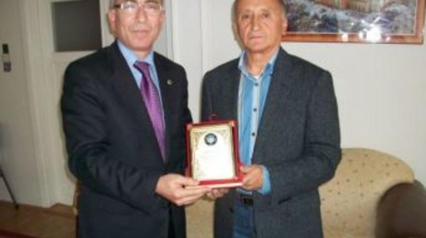 Okul K&uuml;t&uuml;phanelerine 900 Kitap Bağışladı