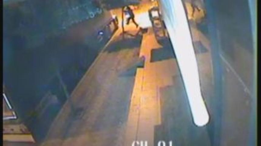 Kaldırımdaki Fidanı Kıran Şahıs G&uuml;venlik Kamerasına Yakalandı