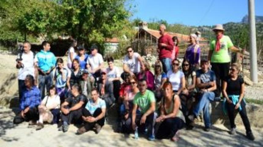 Doğaseverlerden Sırt K&ouml;y&uuml; Y&uuml;r&uuml;y&uuml;ş&uuml;