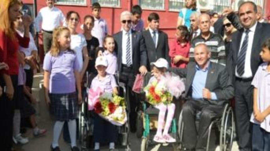 Engelli &Ouml;ğrencilere Tekerlekli Sandalye