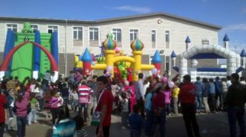 Aydınlılar Suriyeli &Ccedil;ocuklara Lunaparkı G&ouml;t&uuml;rd&uuml;