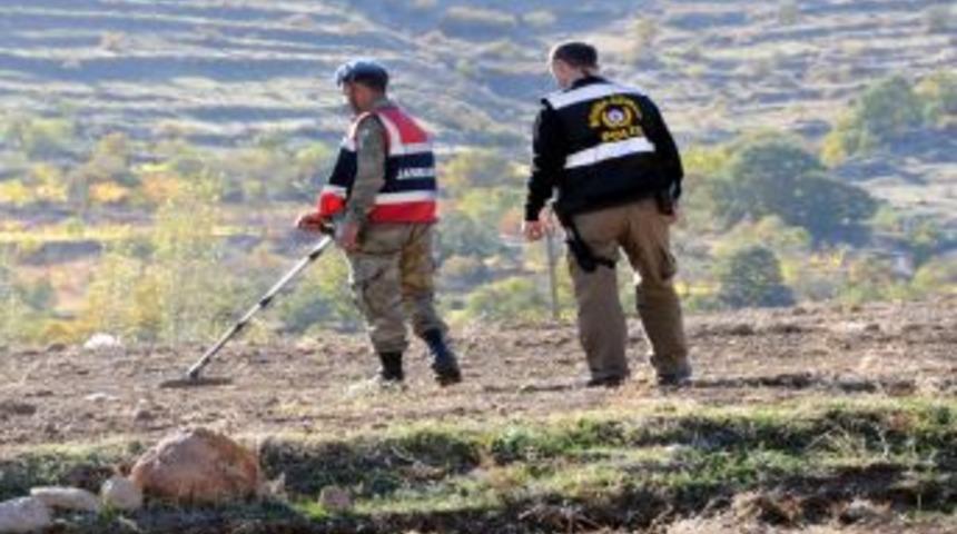 Cephanelik Patlayan Afyon'da, Araziden 12 Bin El Bombası Toplandı