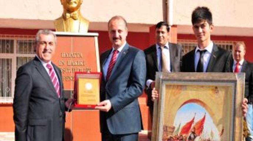 G&uuml;lveren Lisesi'nden Başkan Akg&uuml;l'e Teşekk&uuml;r Plaketi