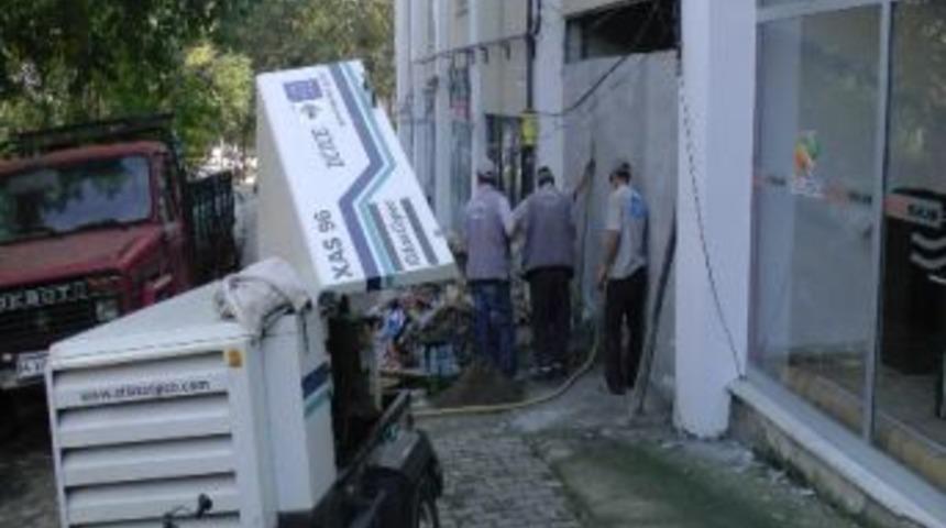 T&uuml;rk Telekom Sarkan Telefon Kabloları D&uuml;zenleniyor