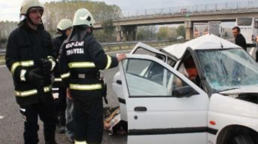 Otob&uuml;s park halindeki otomobile &ccedil;arptı: 2 &ouml;l&uuml;