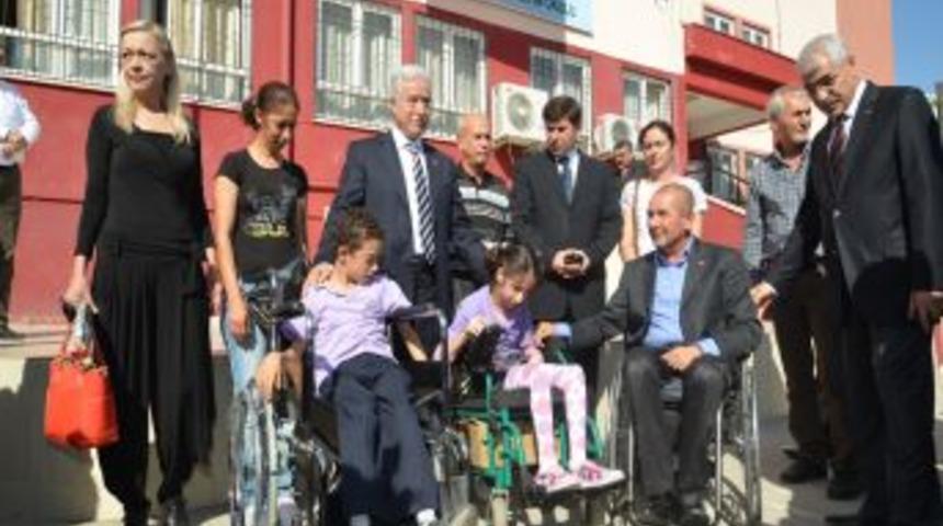 Aldırmaz'dan Engelli &Ouml;ğrencilere Tekerlekli Sandalye