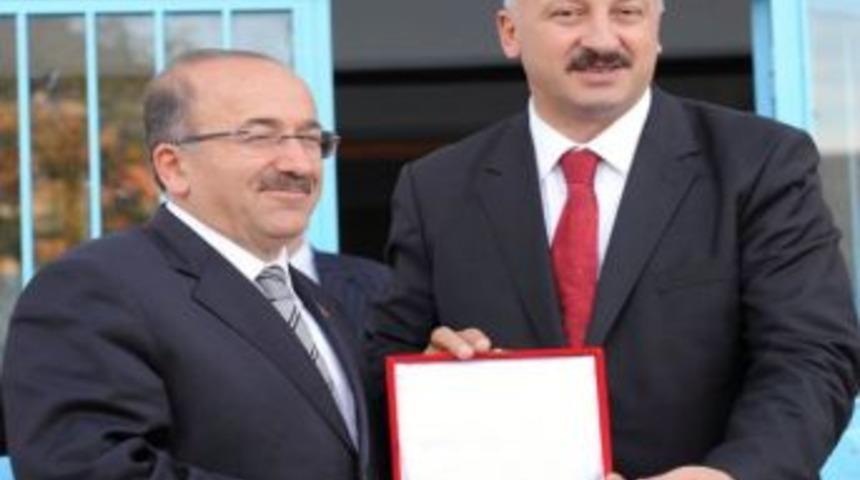 &Ccedil;ebi'den G&uuml;mr&uuml;k&ccedil;&uuml;oğlu'na Teşekk&uuml;r Plaketi