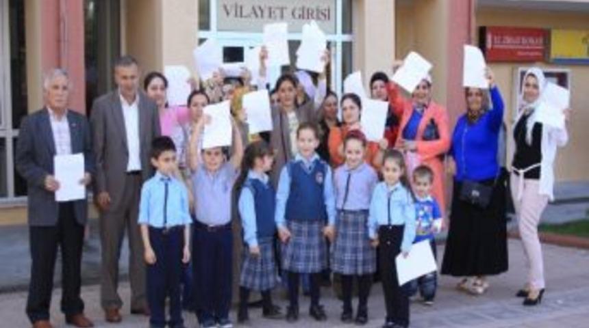 &Ouml;ğrenci Ve Velilerinden &Ouml;ğretmenlerinin Tayinine Tepki