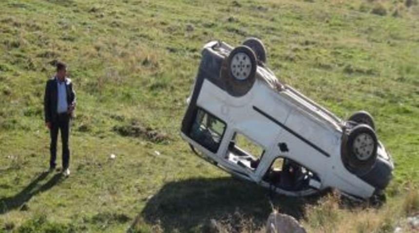 Lastiği Patlayan Ara&ccedil; Şarampole Yuvarlandı: 3 Yaralı