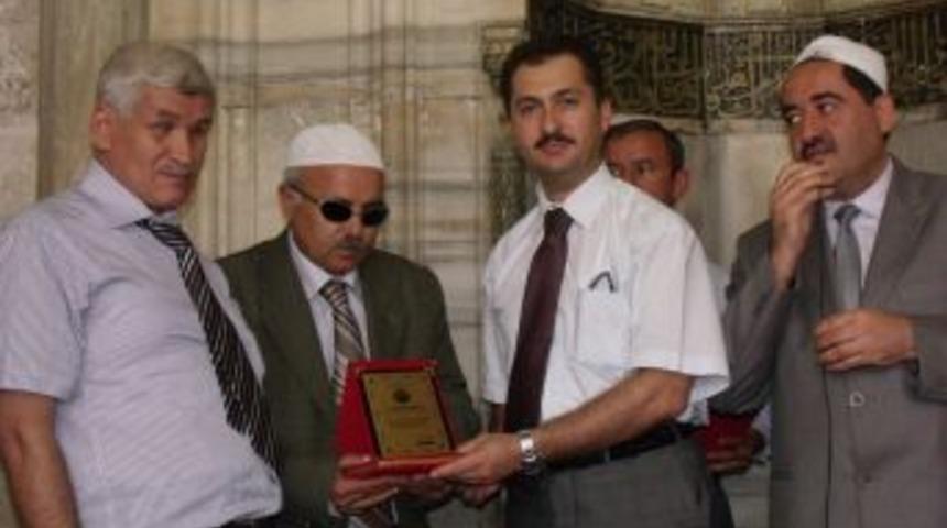 Engelli Din G&ouml;revlisine M&uuml;ft&uuml;den Teşekk&uuml;r Plaketi