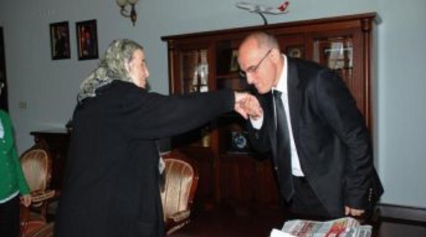 Şehit Annesinden Vali &Ouml;z&ccedil;imen&rsquo;e Ziyaret