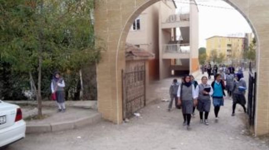 Kangallı &Ouml;ğrenciler Kitap Bekliyor