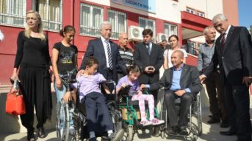 Engelli öğrencilere tekerlekli sandalye