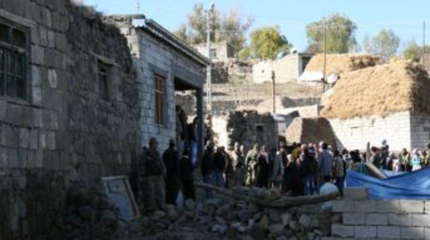 Iğdır'da Bunalıma Giren Baba, Eşini Ve &Ccedil;ocuğunu &Ouml;ld&uuml;rd&uuml;kten Sonra Intihar Etti
