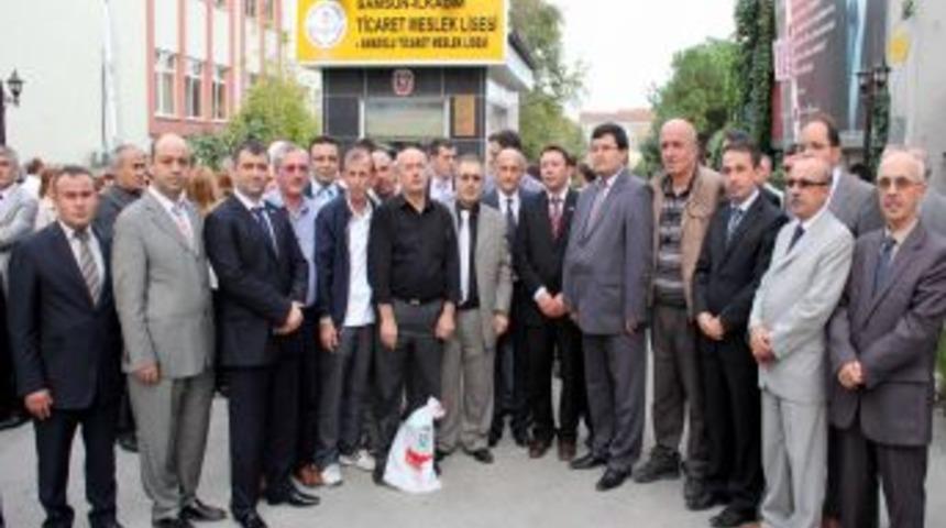 Lise &Ouml;ğrencisi, &Ouml;ğretmenini Bı&ccedil;akladığı Iddiasıyla Tutuklandı