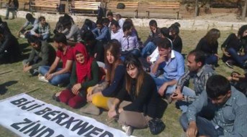 &Uuml;niversiteli &Ouml;ğrencilerden A&ccedil;lık Grevine Destek