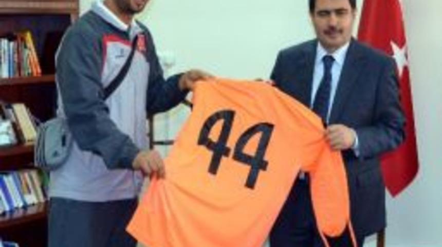 Vali Şahin D&uuml;nya Şampiyonunu &Ouml;d&uuml;llendirdi