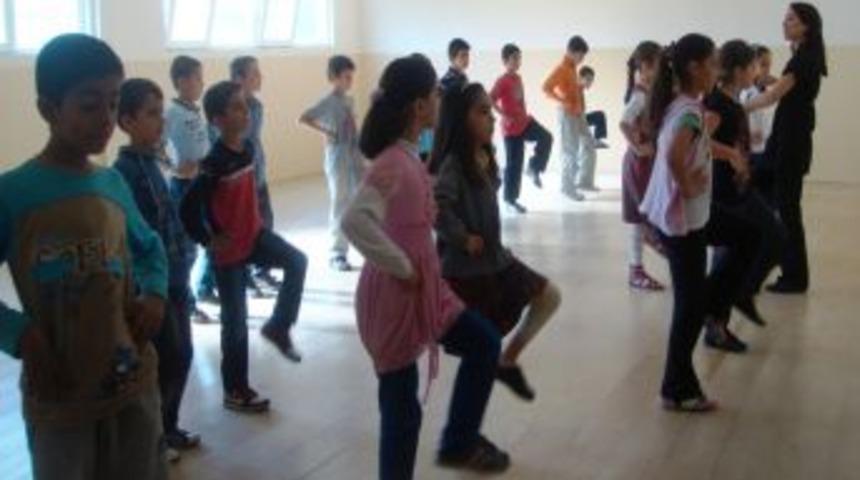 Bursalı &Ccedil;ocuklar İngilizce Ve Halk Oyunları Kursuna Akın Etti