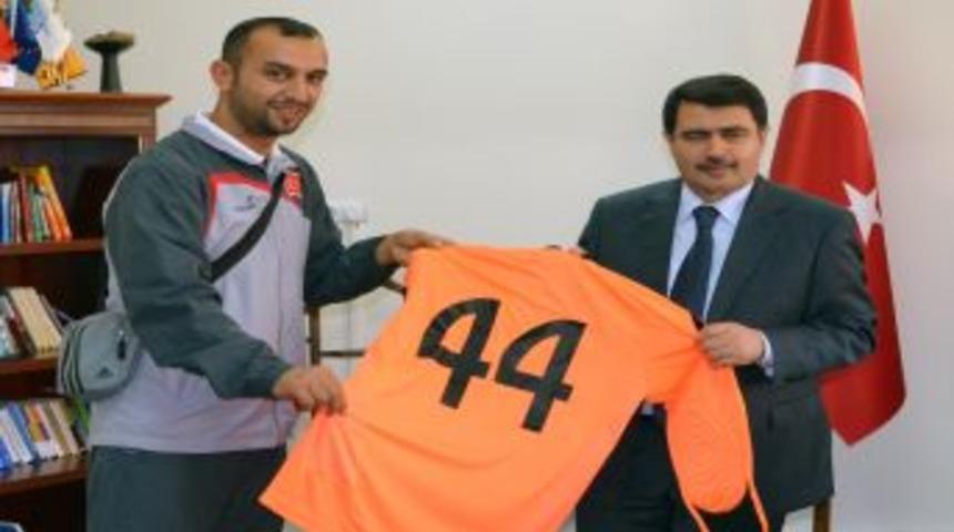 Malatya Valisi Şahin, Milli Kaleciyi &Ouml;d&uuml;llendirdi