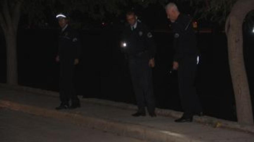 Adana&rsquo;da Polis Aracına Ses Bombası Atıldı