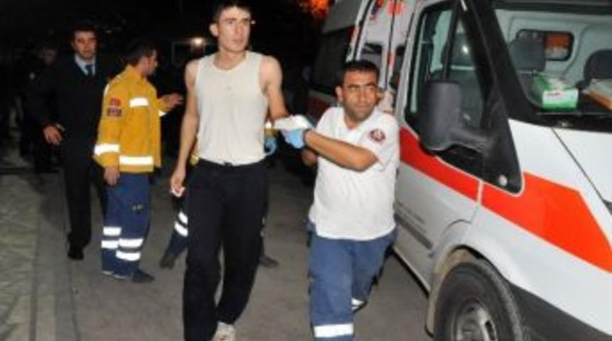 &Ouml;ğrenci Yurdunda Kavga: 6 Yaralı