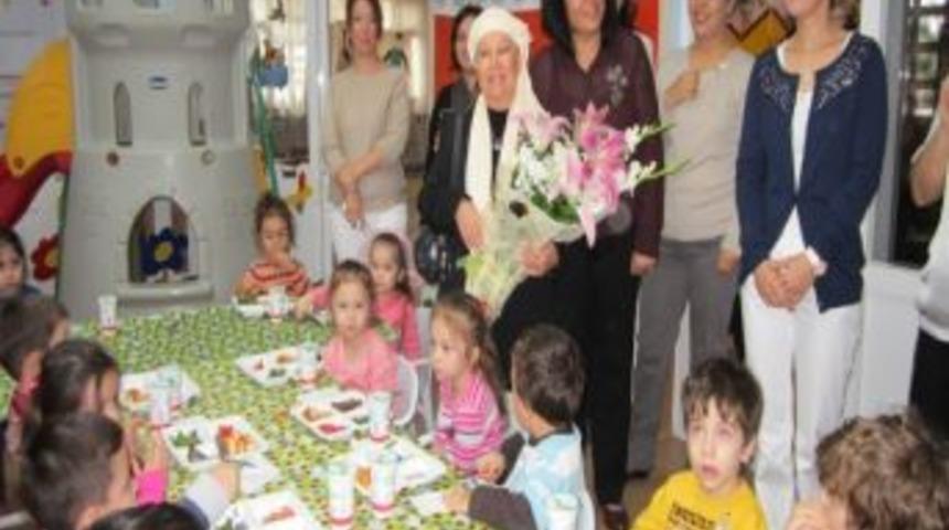 &Uuml;nl&uuml; T&uuml;rk&uuml;c&uuml; Bedia Akart&uuml;rk, Miniklerle Kebap Yedi