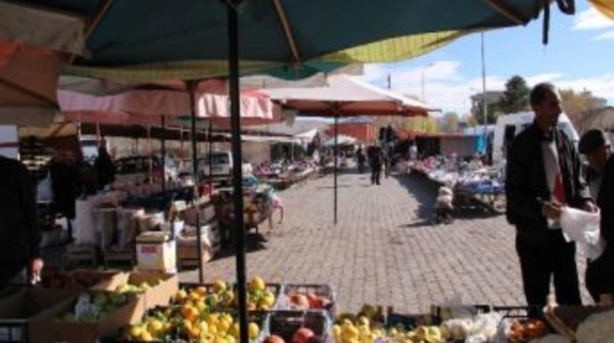 &Ccedil;ıldır Pazar Esnafı Sinek Avlıyor