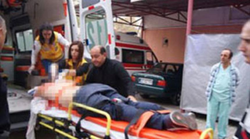 Okul arkadaşını sırtından bı&ccedil;akladı