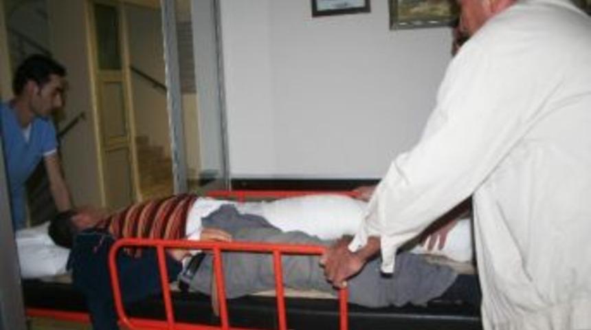 Motosikletiyle Kamyonetin Altına Girdi