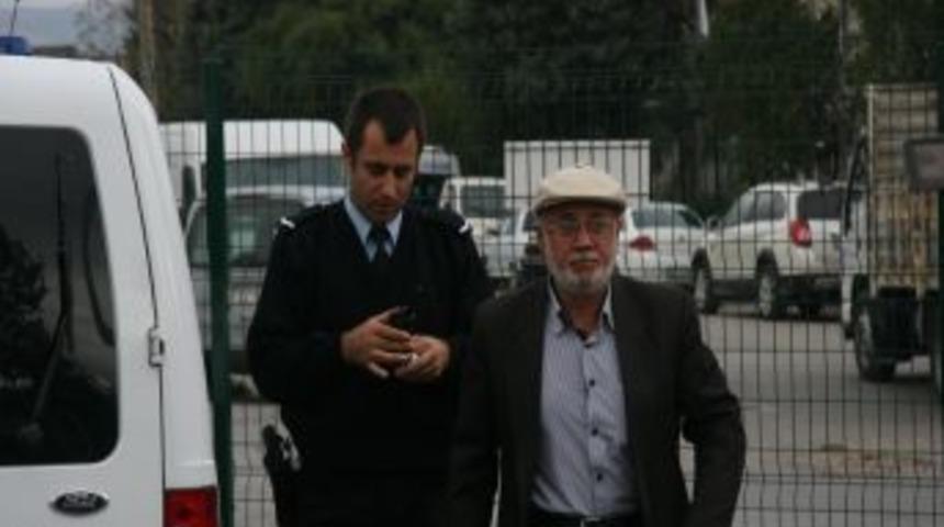 Dolandırıcıların Ikna Ettiği Emekliyi, Polis Hesaba Para Yatırırken Durdurdu