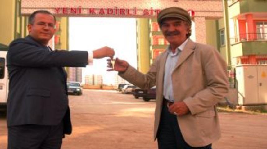 Sanat&ccedil;ı Yılmaz K&ouml;ksal Film &Ccedil;ektiği Kadirli'den Ev Aldı