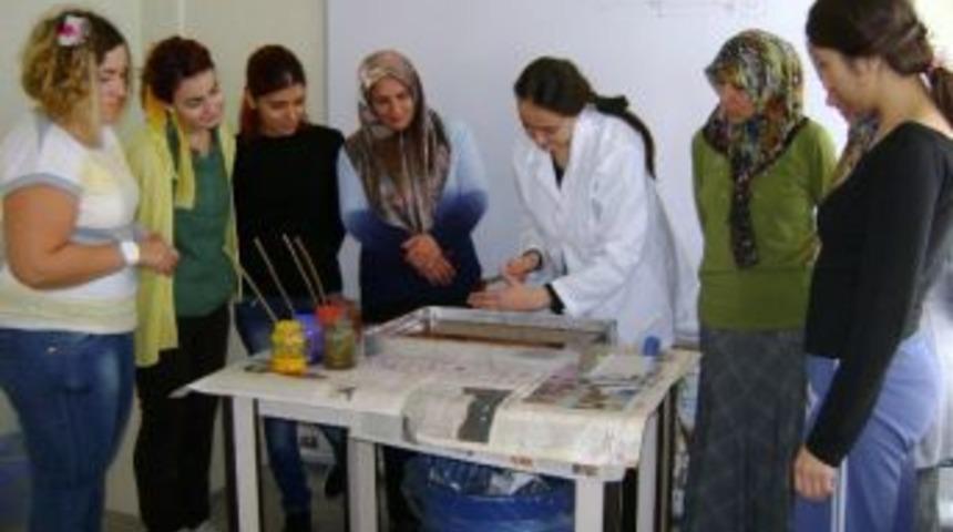 Gediz'de Ebru Sanatı Kursuna B&uuml;y&uuml;k İlgi