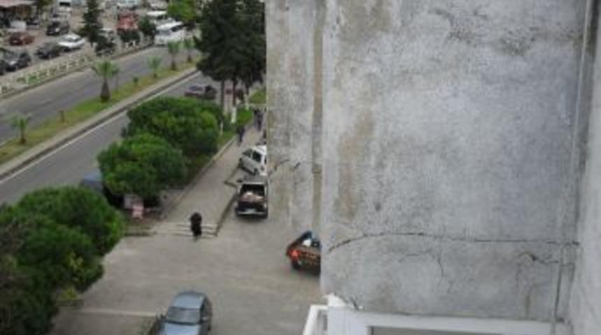 Apartmandaki &Ccedil;atlaklar Korkutuyor