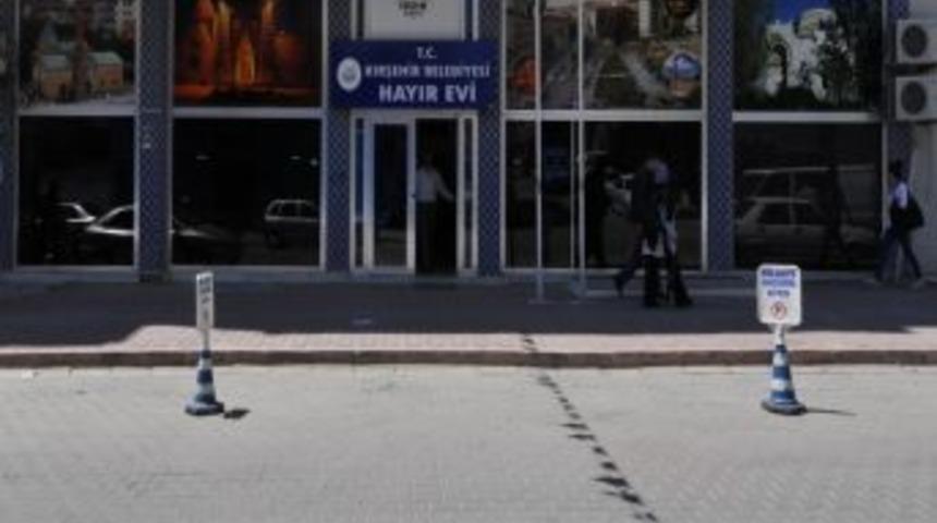 Hayır Evi, Yardımlarıyla Sevindirmeye Devam Ediyor