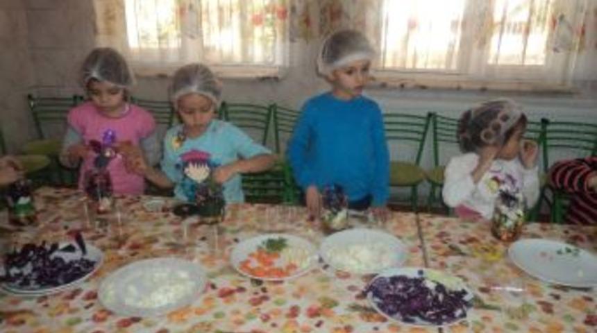 Minik Eller Turşu Yapmayı &Ouml;ğrendi