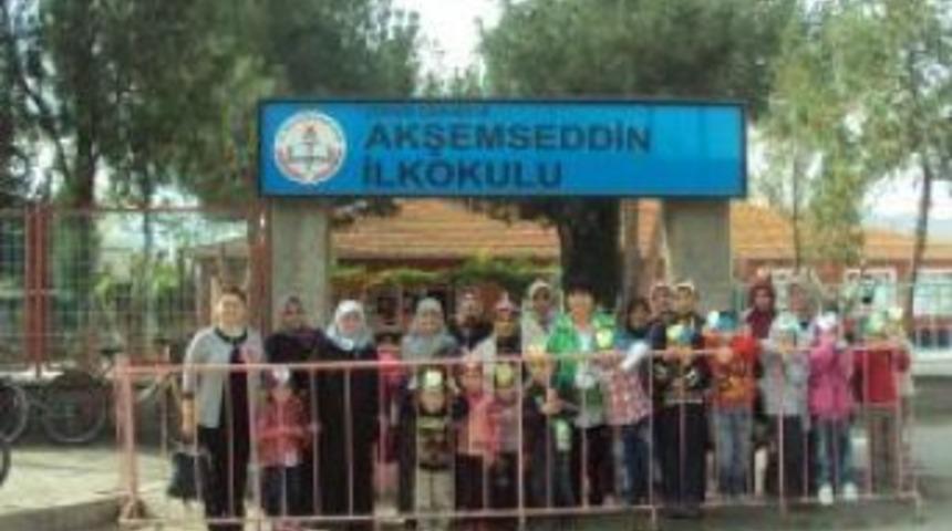 &Ouml;pğrencilere Hacivat ve Karag&ouml;z oyunu