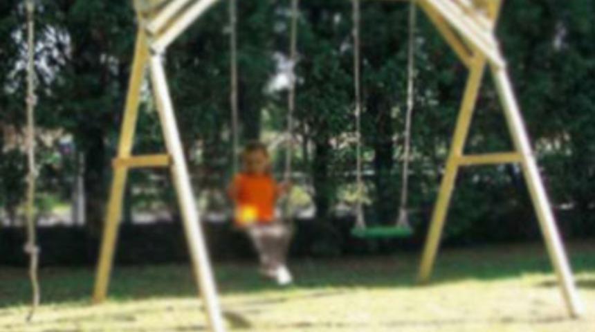 Salıncağın ipi boynuna dolandı &ouml;ld&uuml;