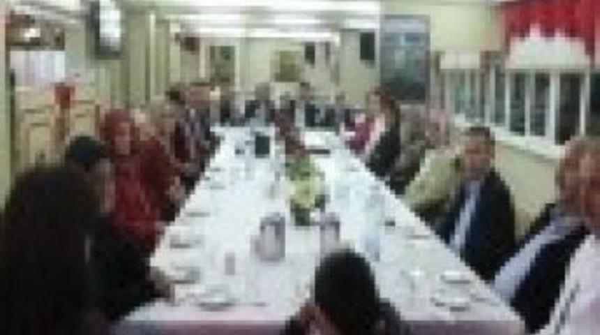 Ak&ccedil;akoca Milli Eğitim M&uuml;d&uuml;r&uuml; Şef İsmail Başaran'a Veda Yemeği