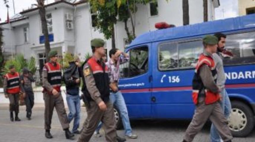 &lsquo;domates&rsquo; Şifresiyle Okul &Ouml;nlerinde Uyuşturucu Sattılar