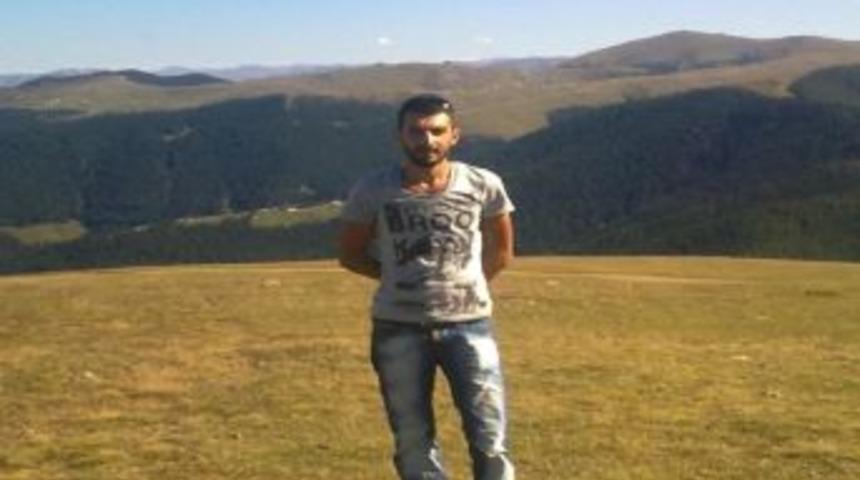 Cam Takarken Şah Damarı Kesilerek &Ouml;ld&uuml;